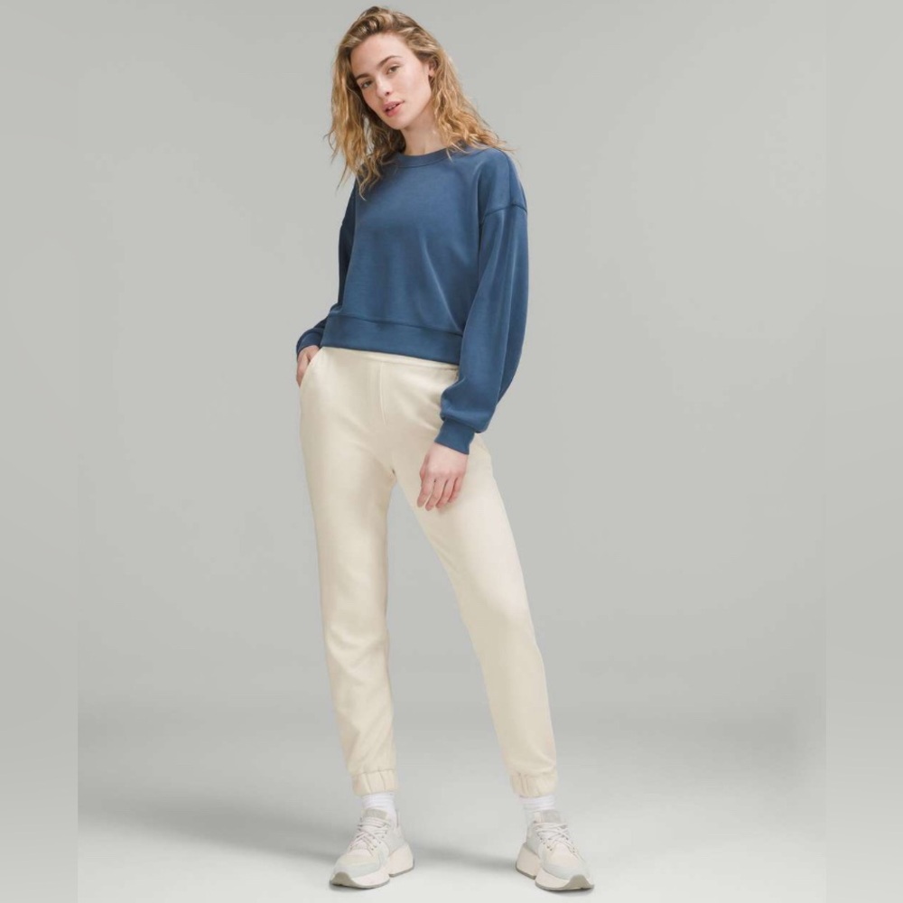 Lululemon Softstreme Relaxed High-Rise Pant
White Opal size 8